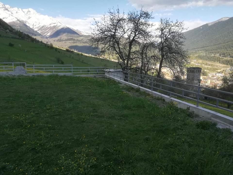 Valodia Guest House In Mestia Exteriör bild
